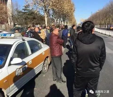 武安：出租车司机集体维权！武安市全体司机带着诉求书，前往当地-1.jpg