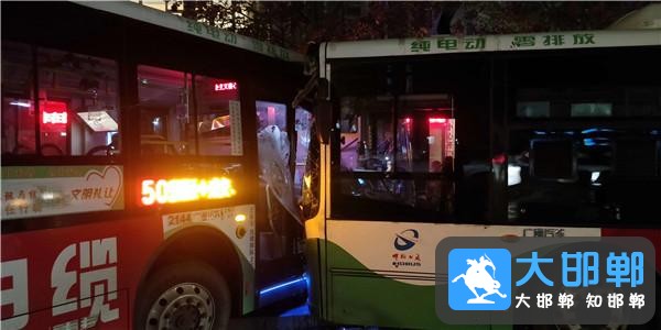 突发！邯郸中华大街发生交通事故，三辆公交车相撞-1.jpg