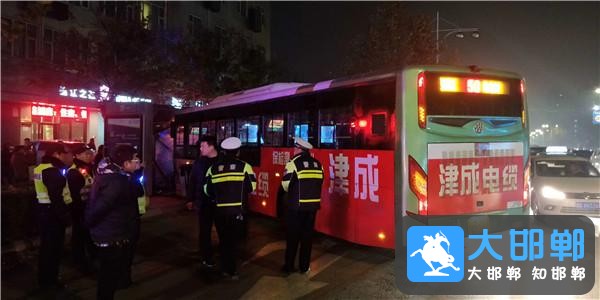 突发！邯郸中华大街发生交通事故，三辆公交车相撞-2.jpg