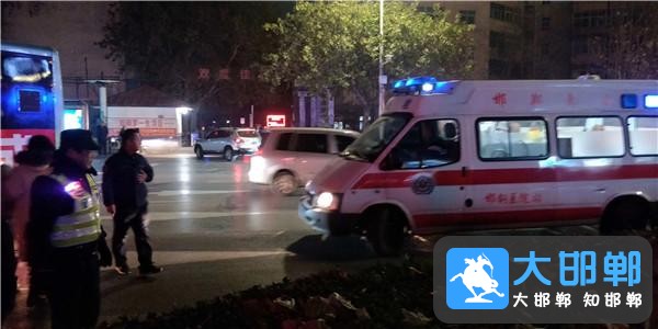 突发！邯郸中华大街发生交通事故，三辆公交车相撞-3.jpg